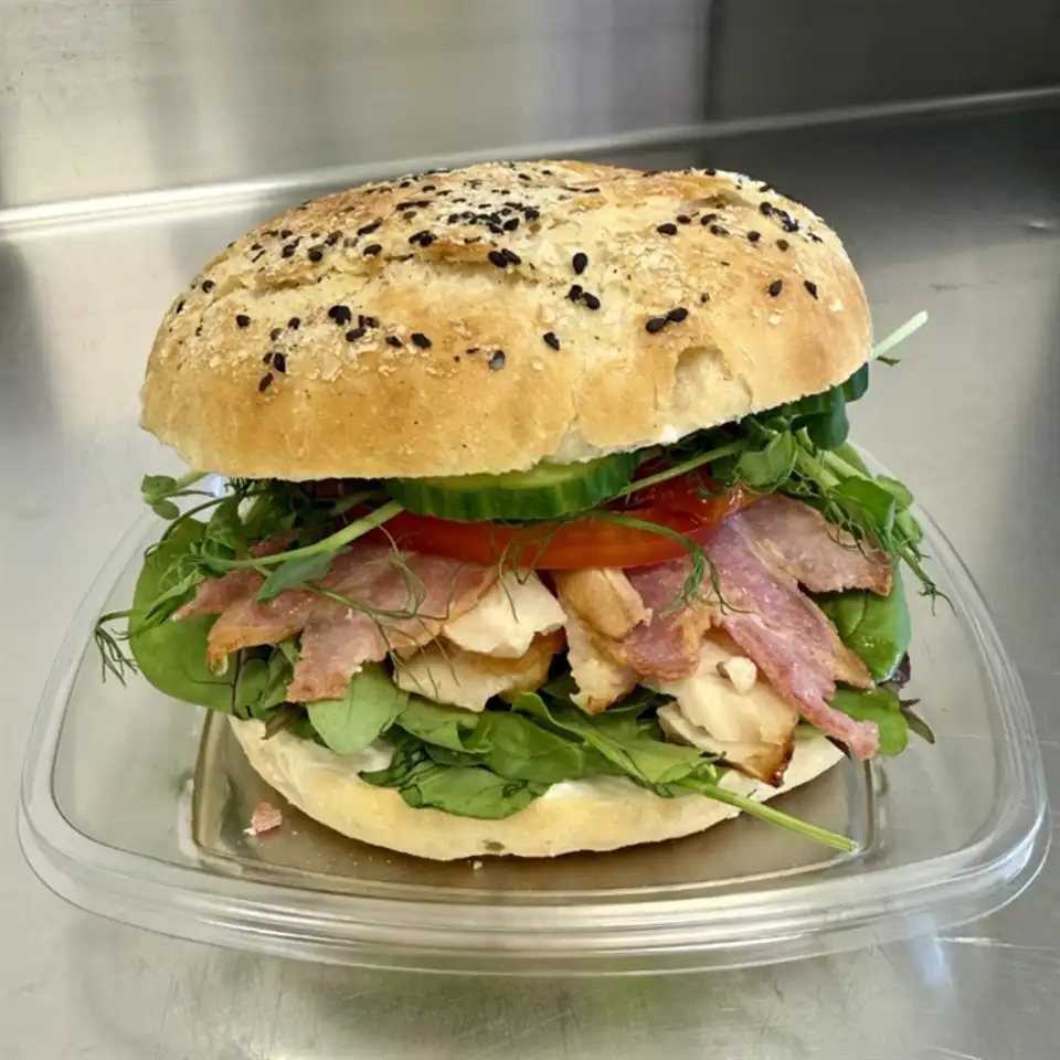 Sandwich med Kylling, Bacon og Pesto